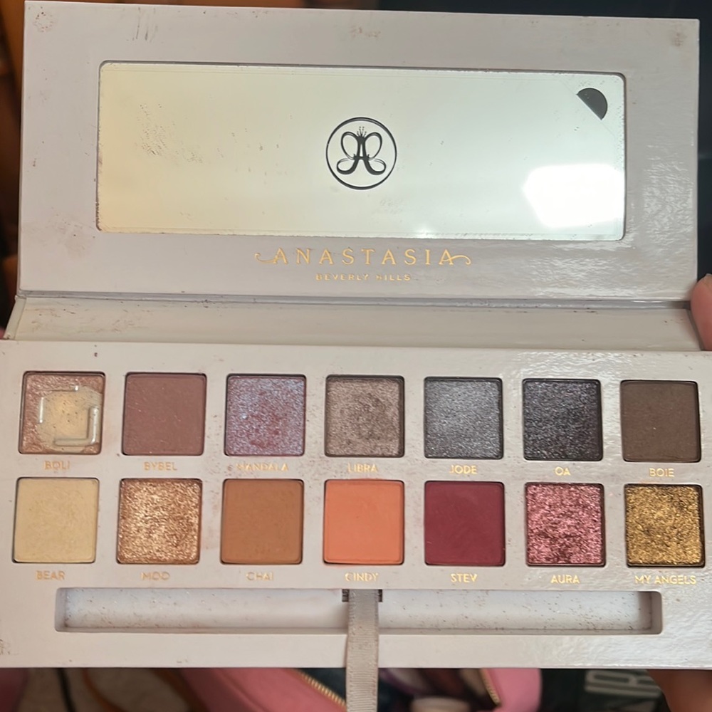 Carli bybel only used 1/2 colors in pallette. Other then that great condition!